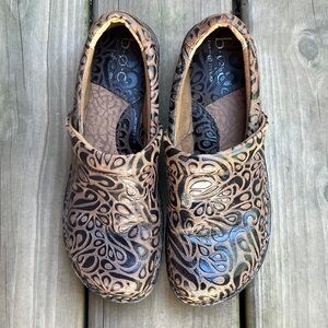 B.O.C. Born Concepts Peggy Brown Paisley Leather Clogs Size‎ 7